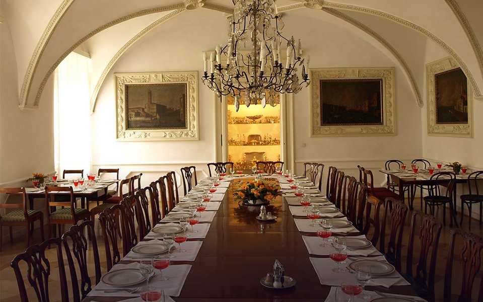 Wystawny posiłek w Sali Weneckiej pałacu Radziwiłłów